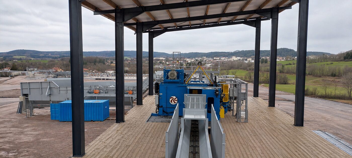 Ligne de mécanisation sous un auvent, installée en extérieur face à une vallée