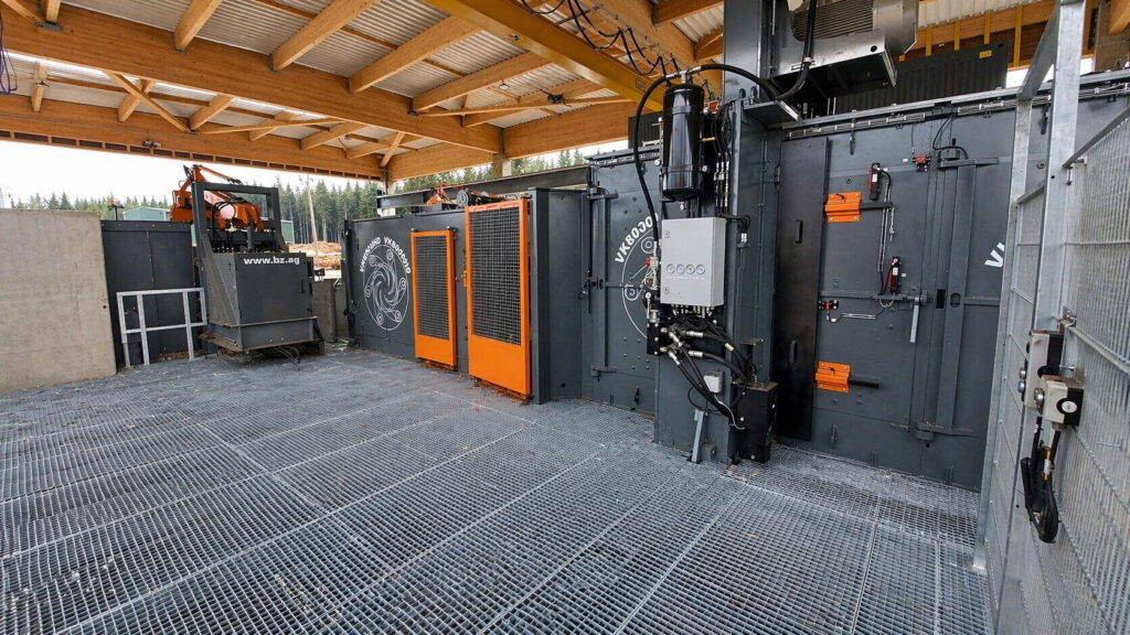 Écorceuse Valon Kone installée sous une charpente en bois, chantier CBD