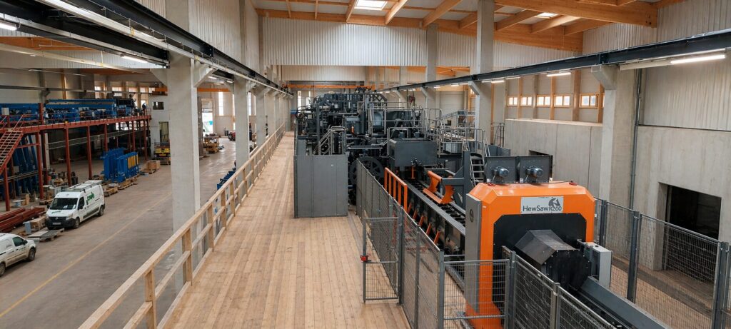 Ligne de sciage HewSaw en cours de montage, chantier Finnso Bois