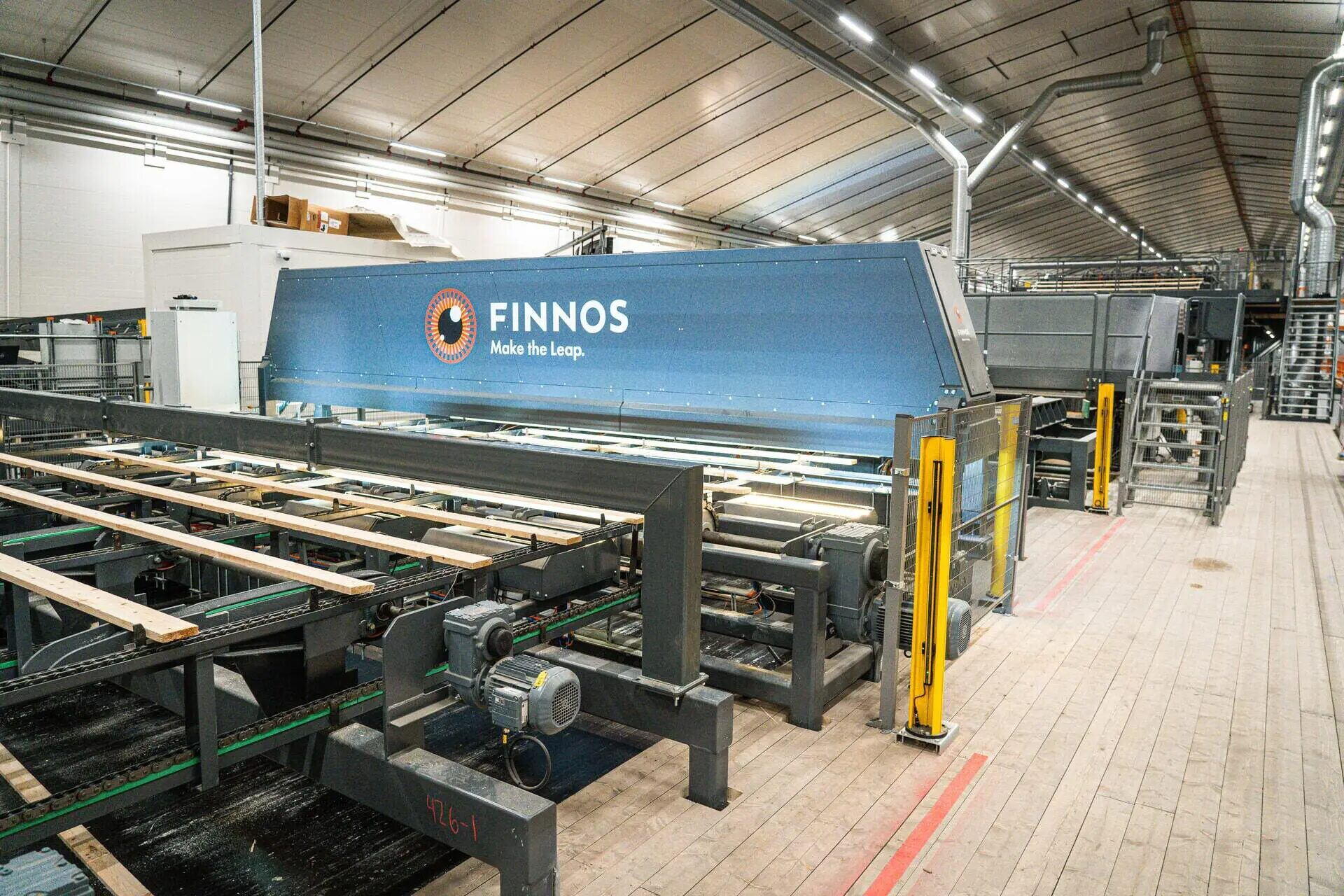 Scanner de planches Finnos au-dessus d’un convoyeur transversal