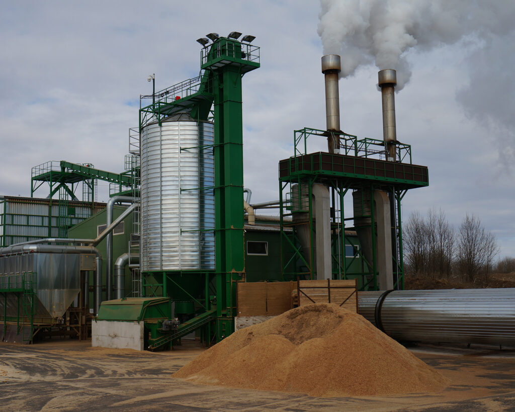 Usine à granulés&nbsp;: silo, élévateur, sécheur et tas de sciure