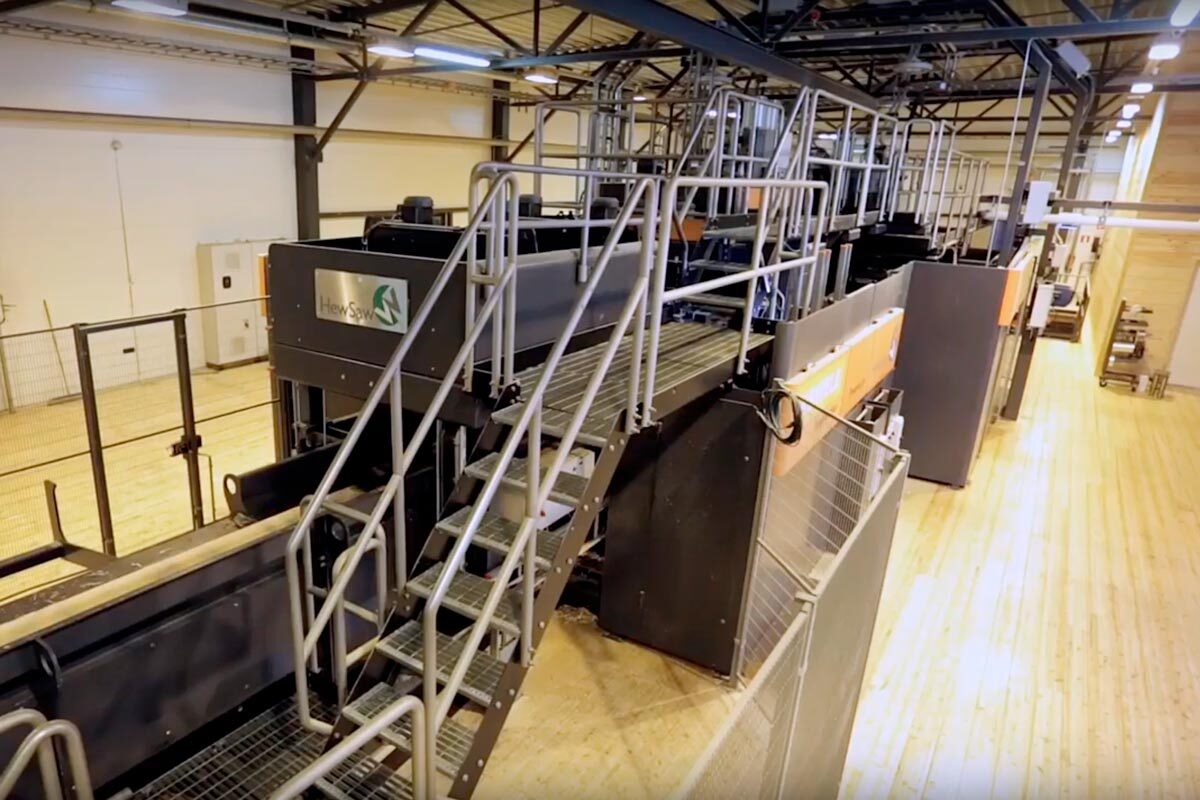 Ligne de sciage HewSaw installée dans une scierie finlandaise