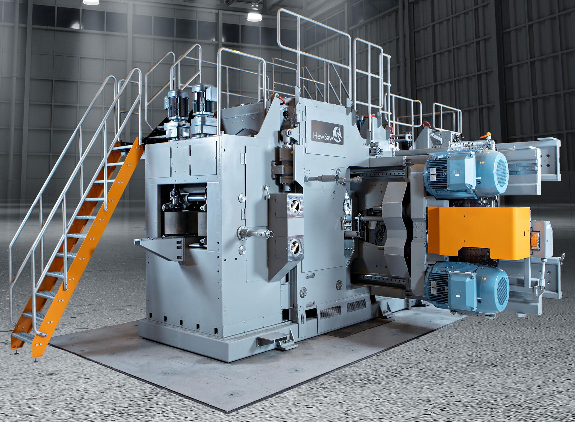 Machine de sciage HewSaw R250 dans un hall de scierie