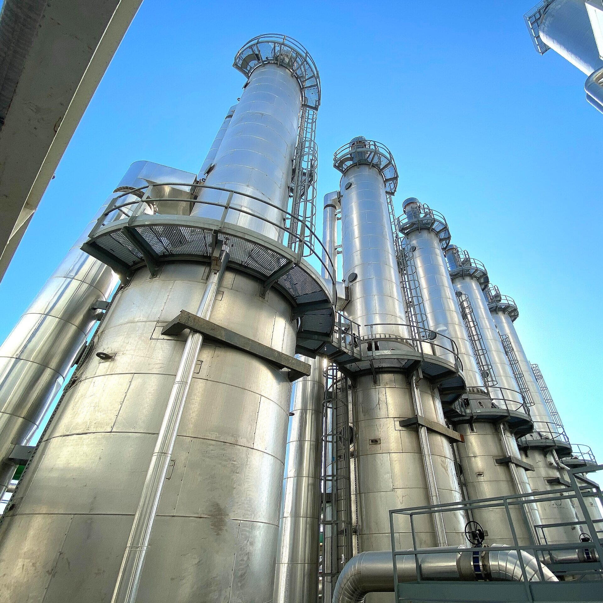 Réchauffeurs d’huile thermique Intec verticaux, en contre-plongée