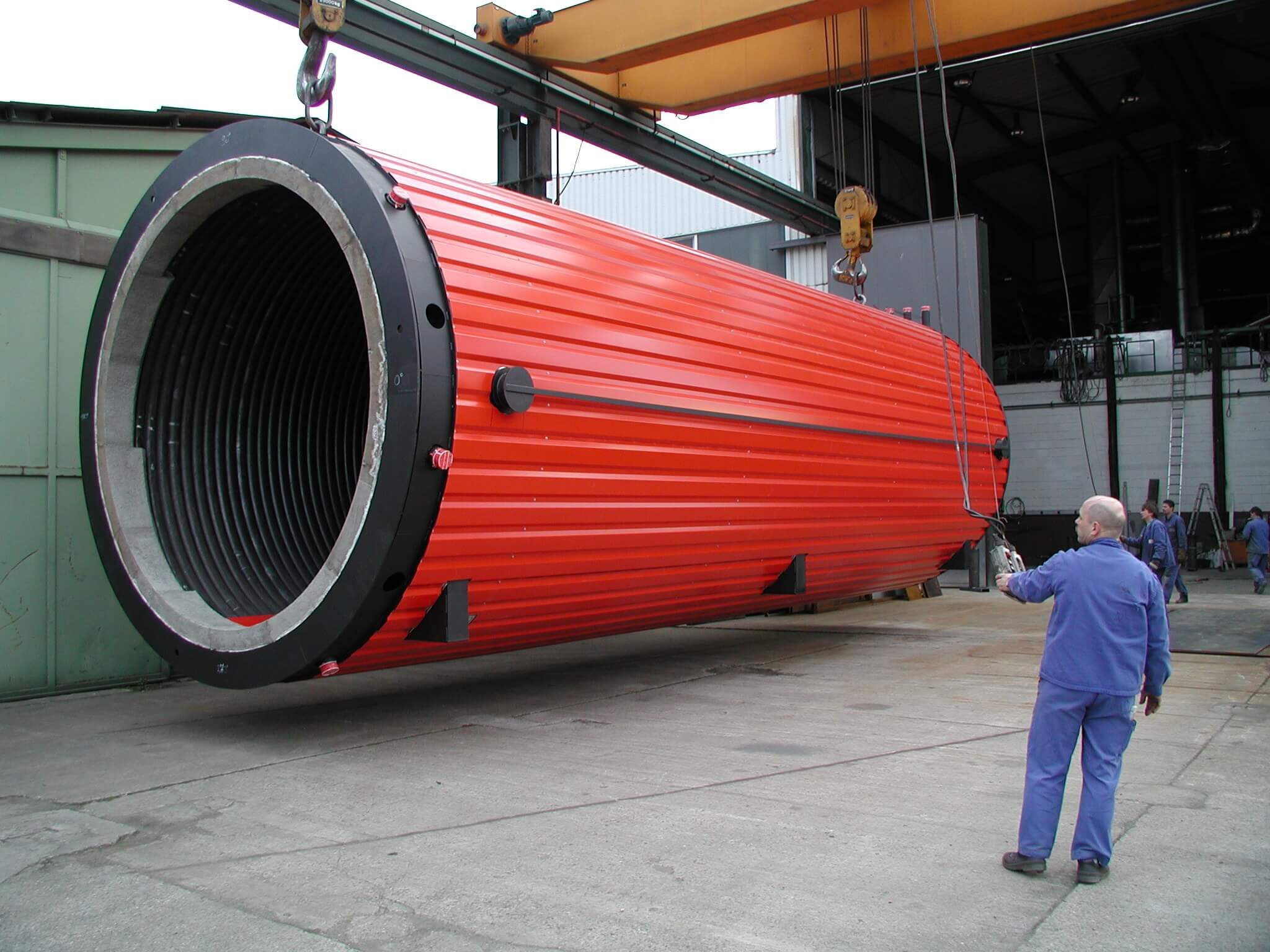 Chaudière de récupération de chaleur Intec rouge, levée en atelier