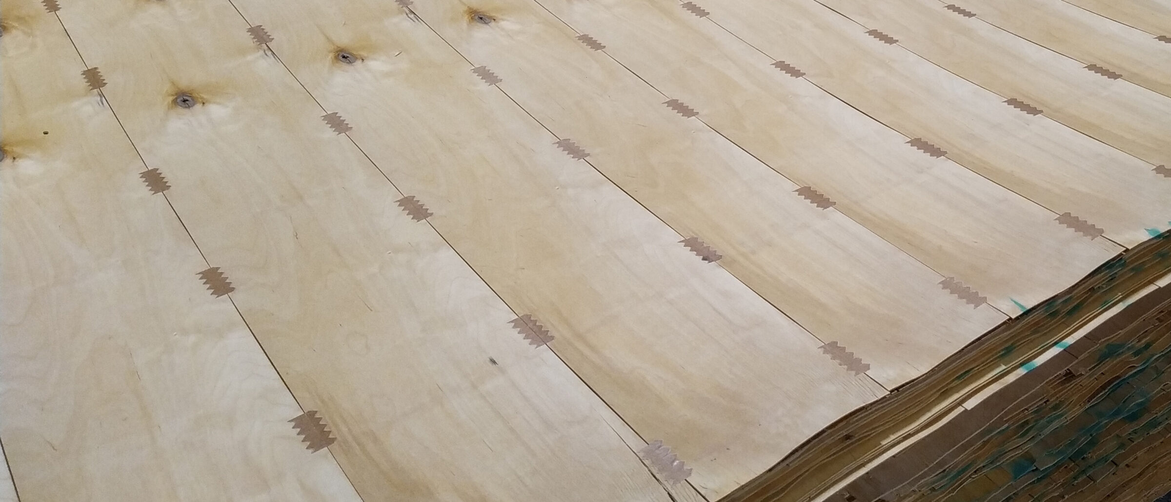 Feuilles de placage jointées bord à bord par un fil de colle