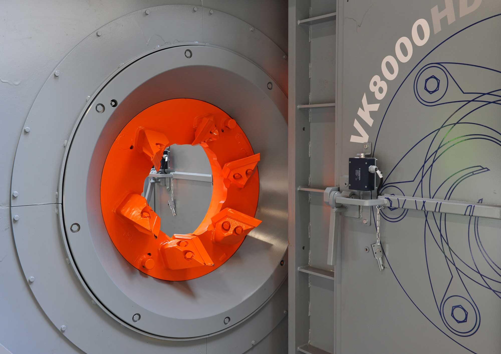 Anneau réducteur de souche orange monté dans le bâti d’une écorceuse Valon Kone