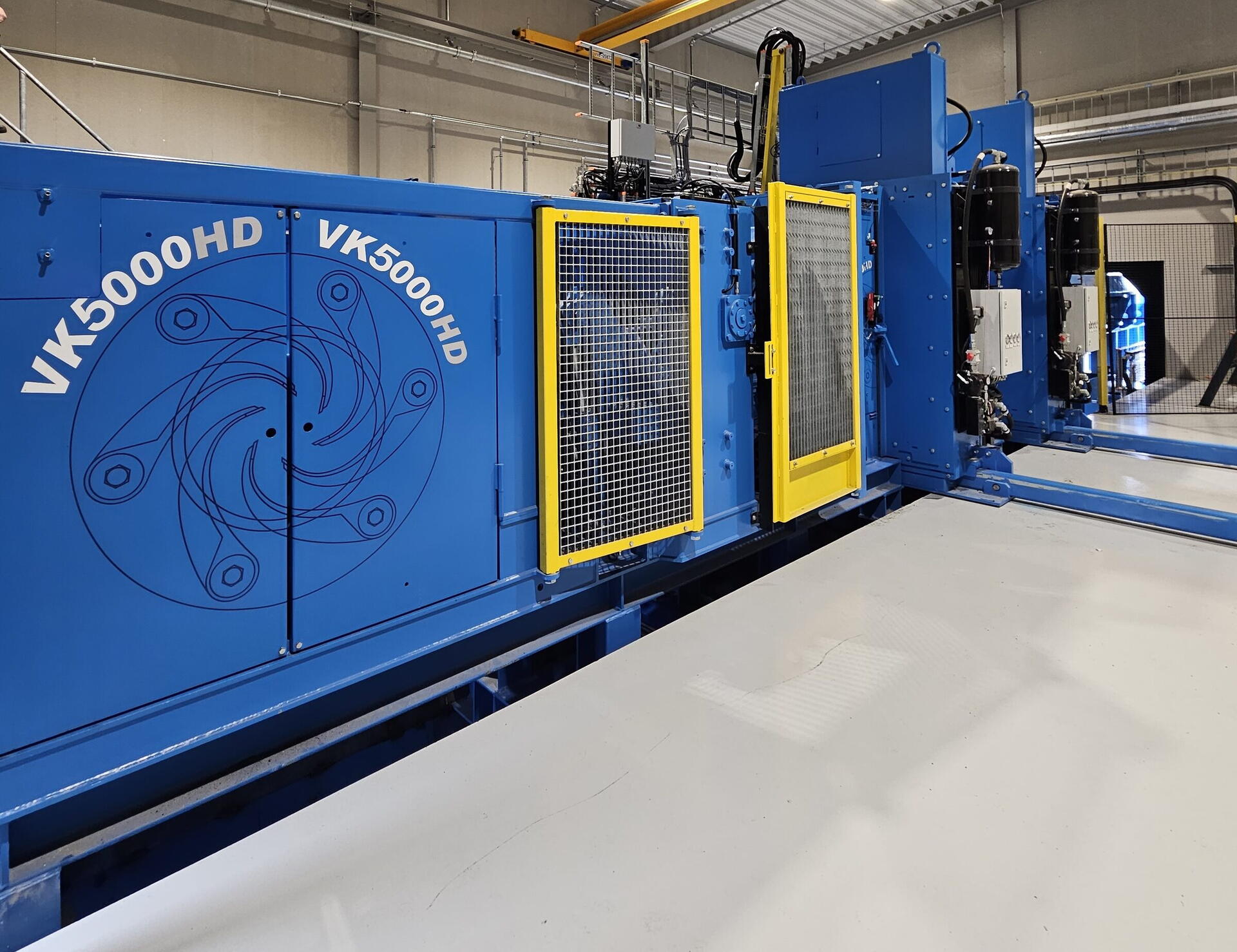 Écorceuse Valon Kone VK5000HD bleue dans une scierie