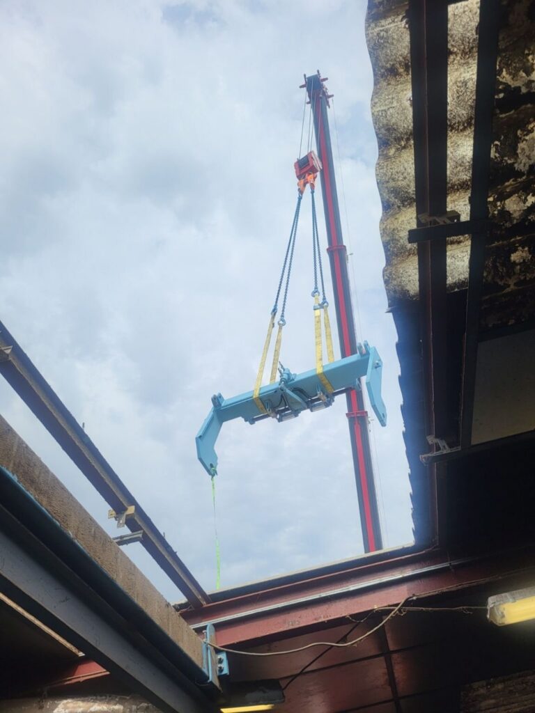 Grutage d’une pièce de la ligne par une ouverture du toit de l’usine