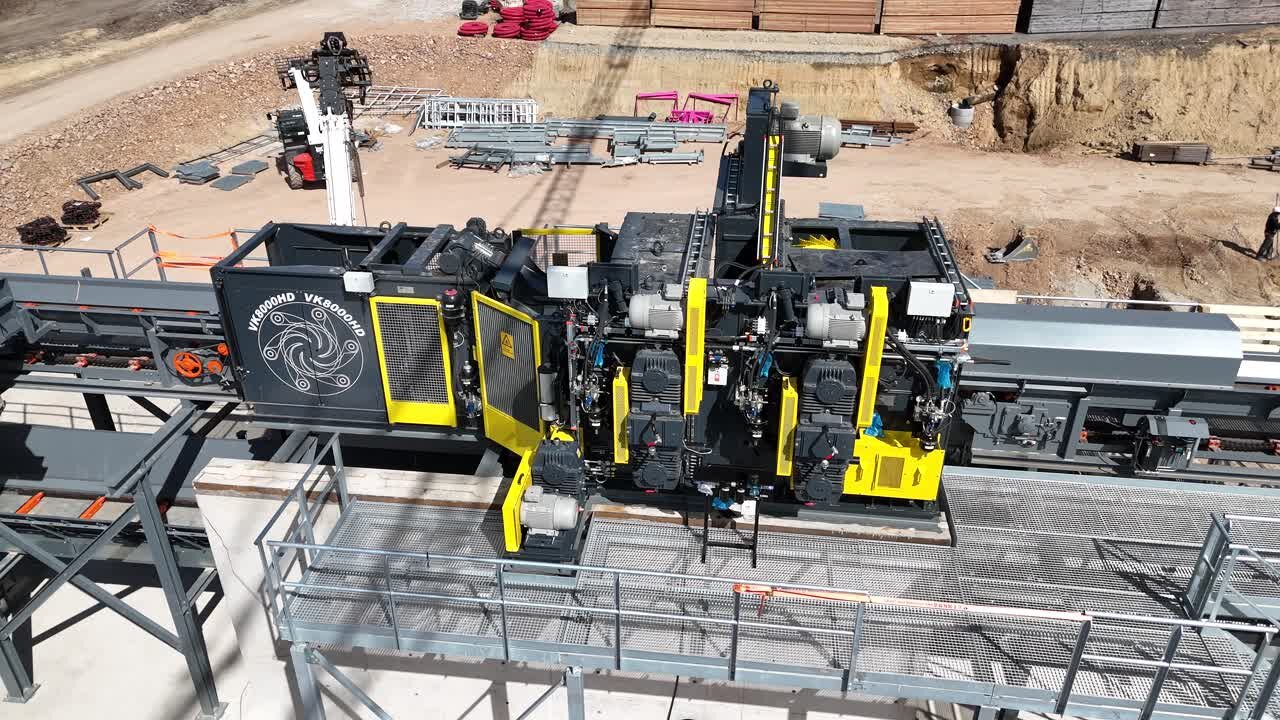 Écorceuse Valon Kone à carters jaunes vue d’en haut, en cours d’installation sur sa plateforme