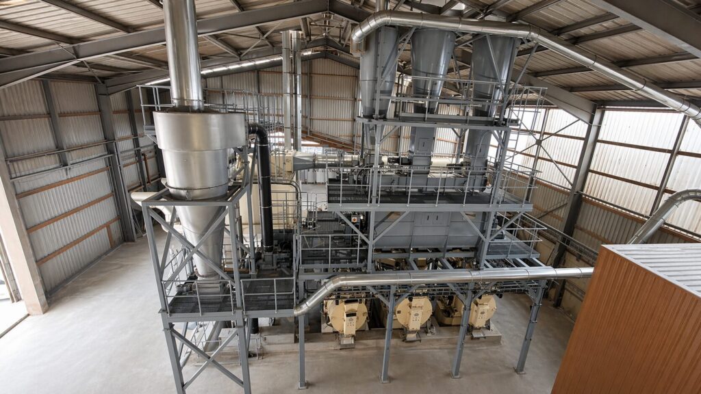 Intérieur de l’usine à granulés&nbsp;: cyclone, silos, passerelles et presses