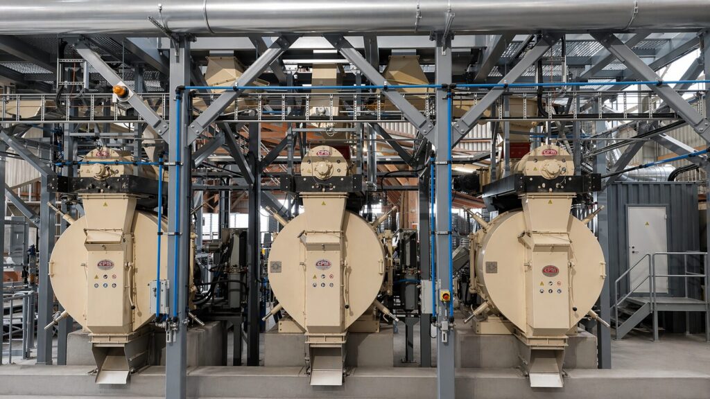 Trois presses à granulés alignées dans l’usine